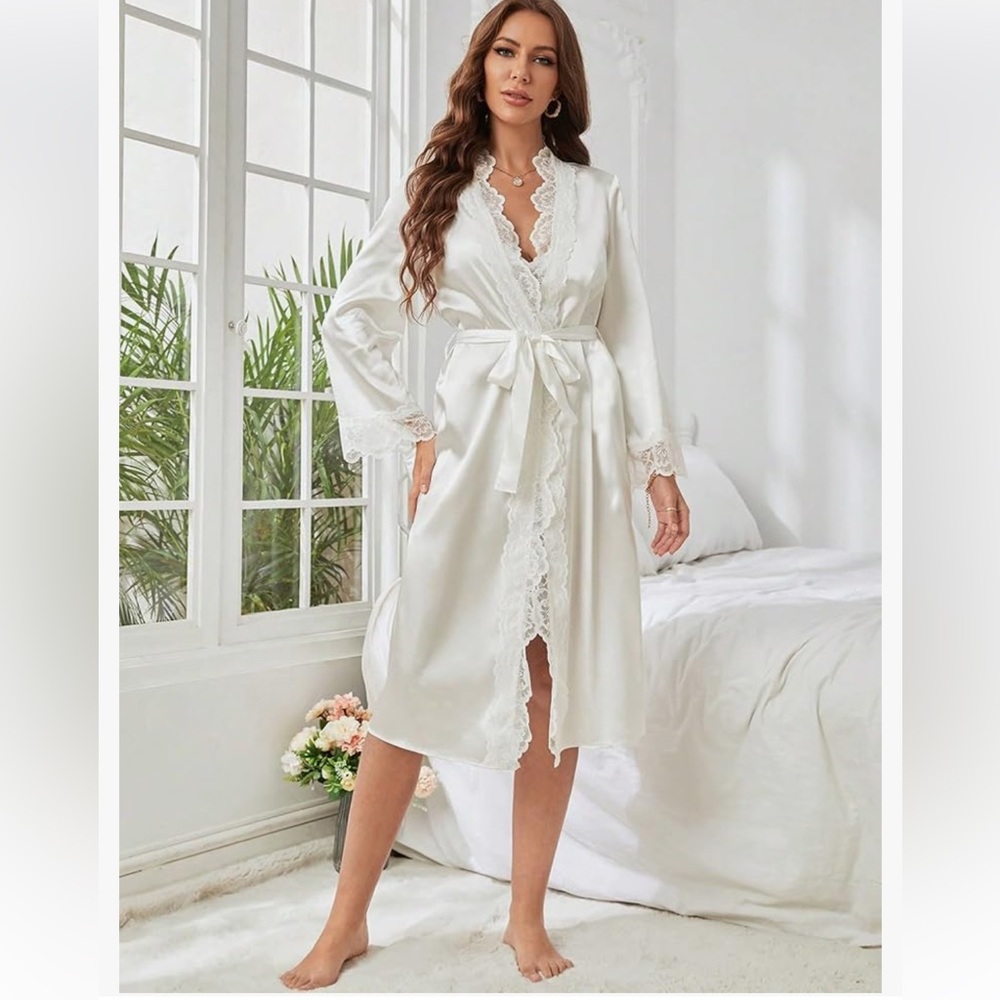 NWOT white satin lace long sleeve bridal robe Size L